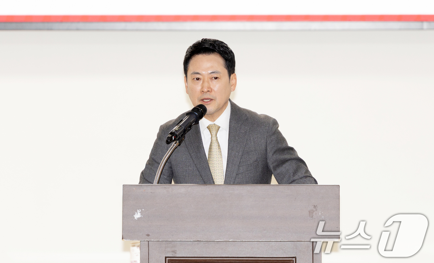 (서울=뉴스1) 이승배 기자 = 장동혁 국민의힘 대표가 4일 서울 여의도 국회 의원회관에서 열린 여의도연구원 창립 31주년, '글로벌 대전환 시대, 이재명 정부 정책: 평가와 전망 …