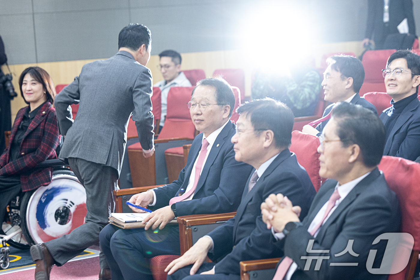 (서울=뉴스1) 이승배 기자 = 장동혁 국민의힘 대표가 4일 서울 여의도 국회 의원회관에서 열린 여의도연구원 창립 31주년, '글로벌 대전환 시대, 이재명 정부 정책: 평가와 전망 …