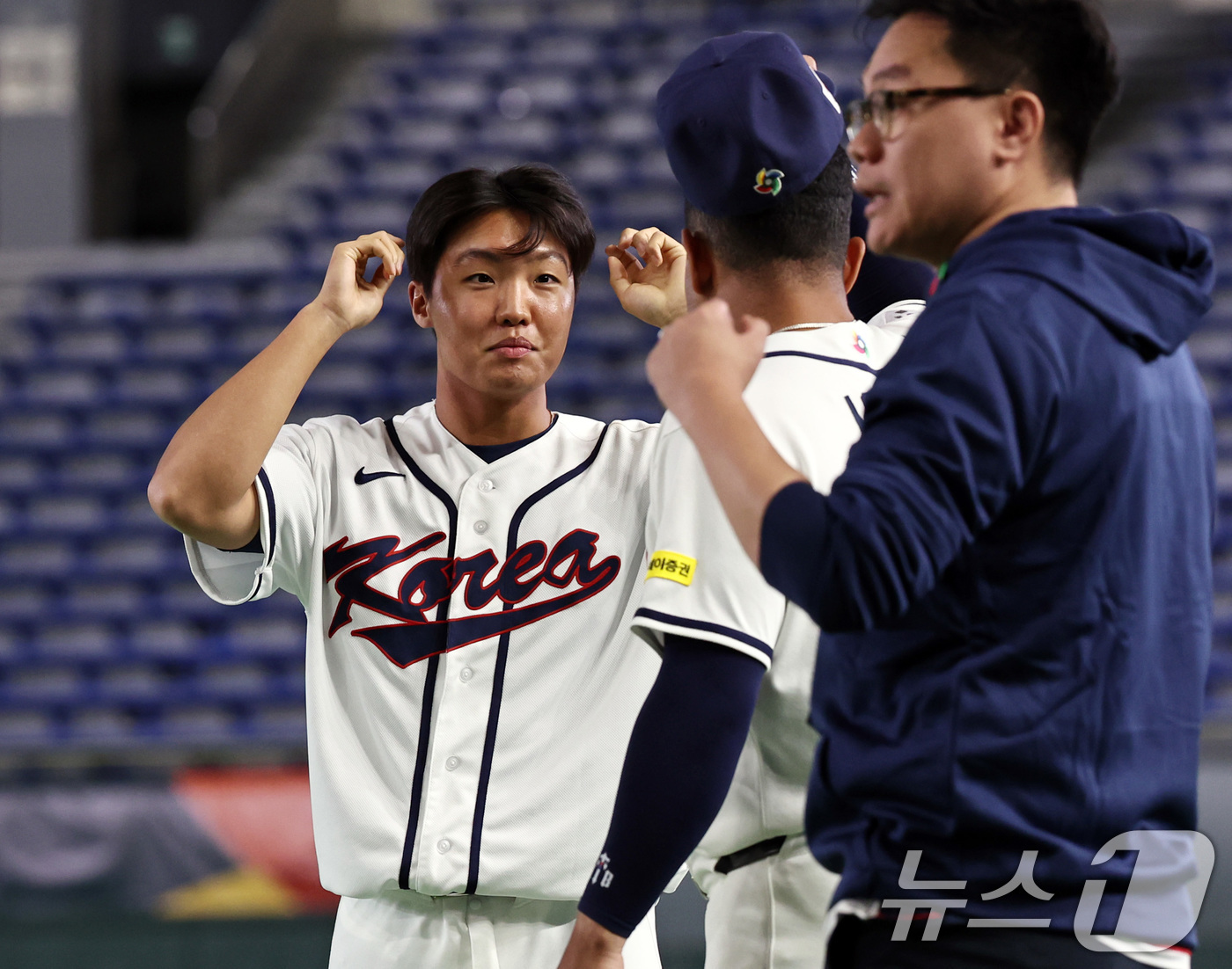 (도쿄=뉴스1) 구윤성 기자 = 2026 월드베이스볼클래식(WBC) 대한민국 국가대표팀 투수 정우주가 4일 일본 도쿄돔에서 훈련을 마친 뒤 저마이 존스와 대화하고 있다. 2026. …