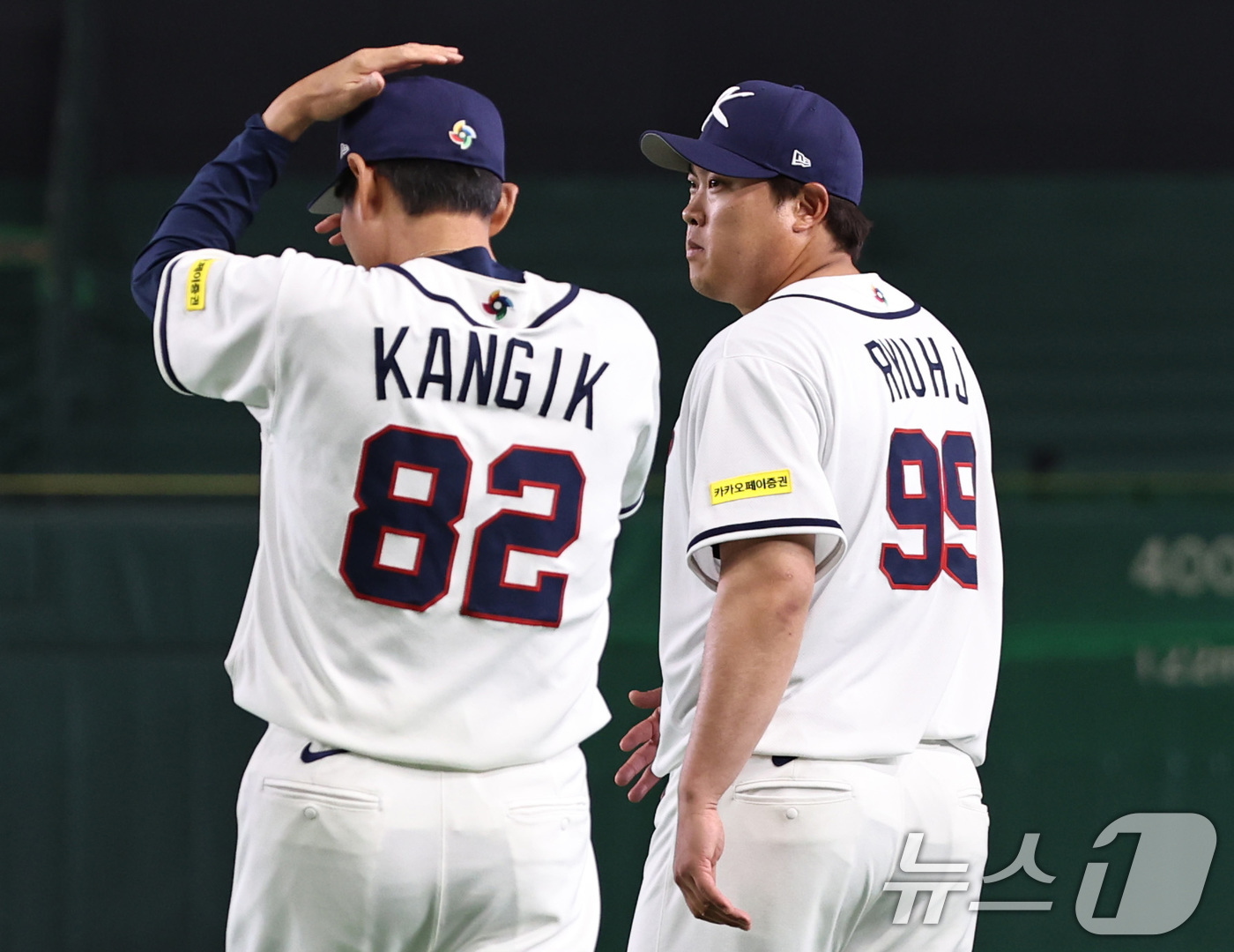 (도쿄=뉴스1) 구윤성 기자 = 2026 월드베이스볼클래식(WBC) 대한민국 국가대표팀 투수 류현진이 4일 일본 도쿄돔에서 훈련을 마친 뒤 강인권 코치와 대화하고 있다. 2026. …