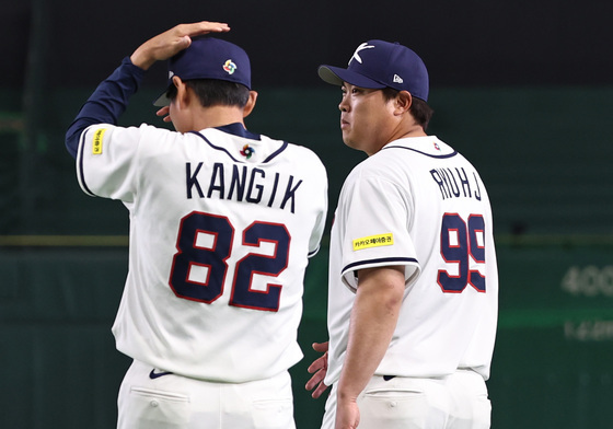 강인권 코치와 대화하는 류현진