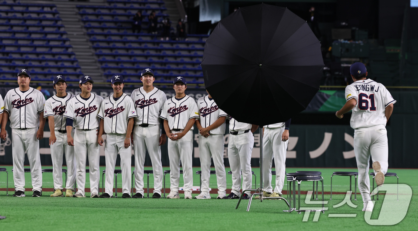 (도쿄=뉴스1) 구윤성 기자 = 2026 월드베이스볼클래식(WBC) 대한민국 국가대표팀 정우주가 4일 일본 도쿄돔에서 훈련을 마친 뒤 투수진 기념촬영을 위해 모이고 있다. 2026 …