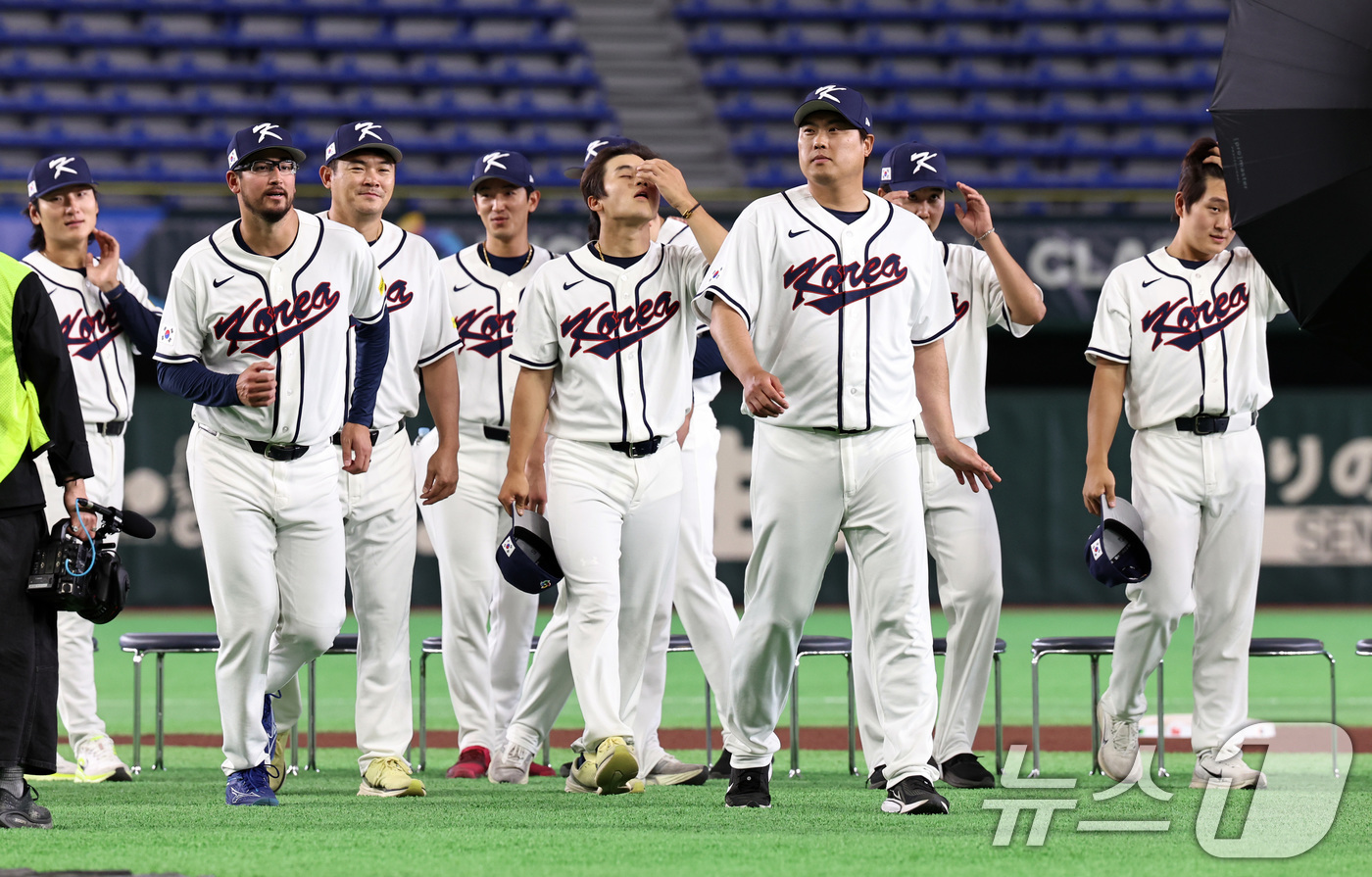 (도쿄=뉴스1) 구윤성 기자 = 류현진과 데인 더닝을 비롯한 2026 월드베이스볼클래식(WBC) 대한민국 국가대표팀 투수진이 4일 일본 도쿄돔에서 기념촬영을 마친 뒤 해산하고 있다 …