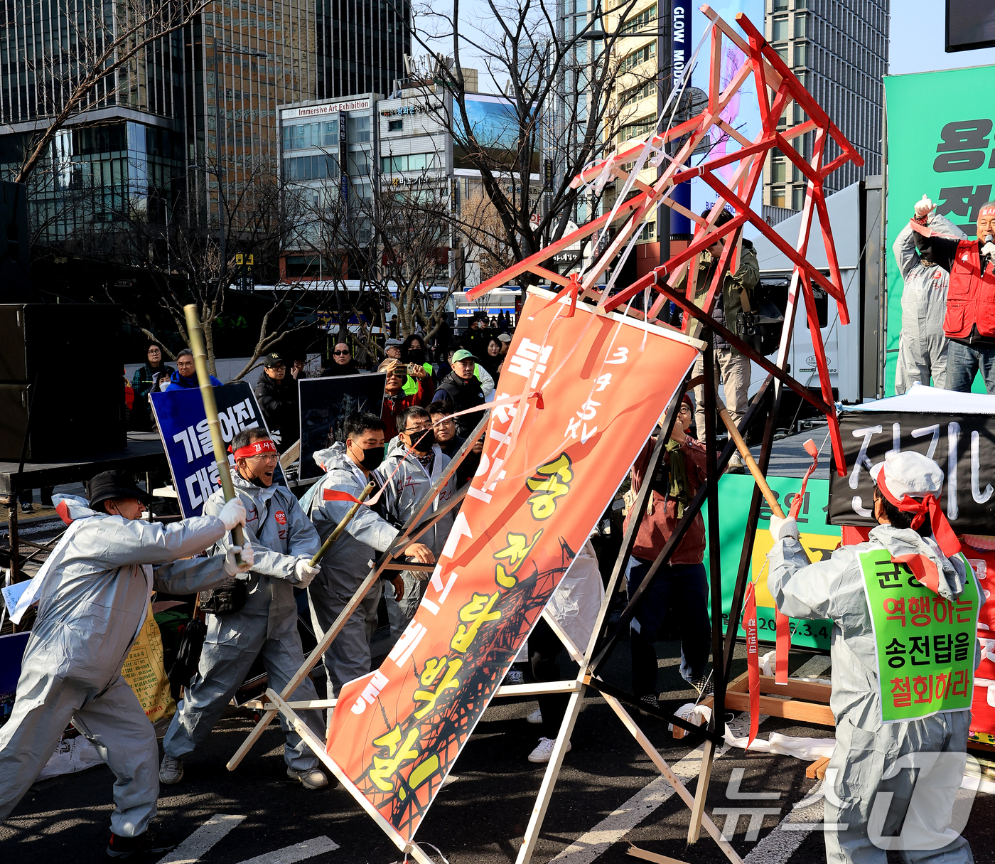 (서울=뉴스1) 이호윤 기자 = 송전탑 반대 전국 대책위 회원들이 4일 서울 종로구 동화면세점 앞에서 열린 ‘용인 산단·송전선로 전면 재검토와 사회적 대화기구 구성 촉구를 위한 전 …