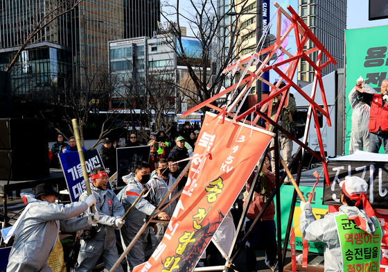 송전탑 모형 무너뜨리는 송전탑 반대 전국 대책위