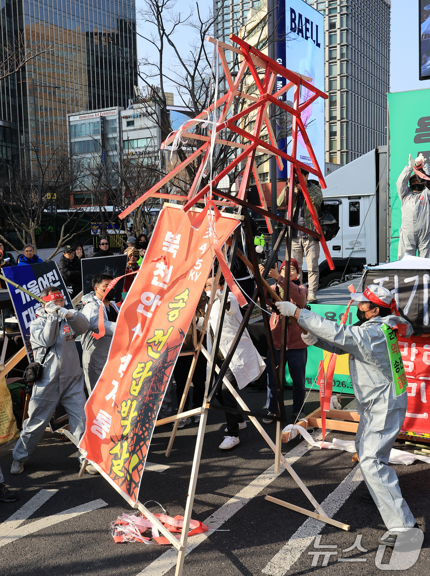 (서울=뉴스1) 이호윤 기자 = 송전탑 반대 전국 대책위 회원들이 4일 서울 종로구 동화면세점 앞에서 열린 ‘용인 산단·송전선로 전면 재검토와 사회적 대화기구 구성 촉구를 위한 전 …