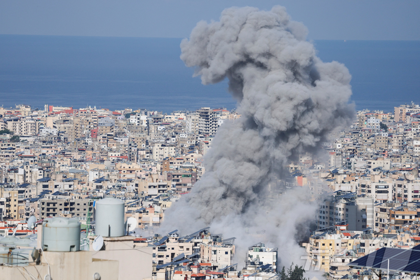 (베이루트 로이터=뉴스1) 김경민 기자 = 레바논 베이루트 남부 교외에서 4일(현지시간) 이스라엘의 공습으로 연기가 피어오르고 있다. 2026.3.4ⓒ 로이터=뉴스1