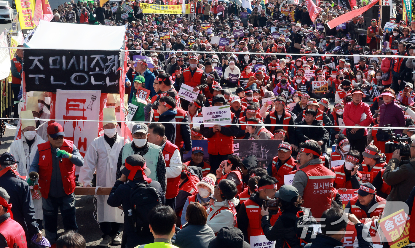 (서울=뉴스1) 이호윤 기자 = 송전탑 반대 전국 대책위 회원들이 4일 서울 종로구 동화면세점 앞에서 열린 ‘용인 산단·송전선로 전면 재검토와 사회적 대화기구 구성 촉구를 위한 전 …