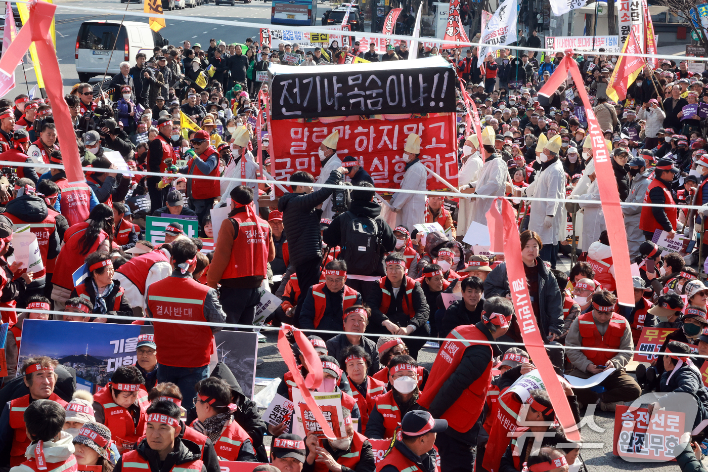 (서울=뉴스1) 이호윤 기자 = 송전탑 반대 전국 대책위 회원들이 4일 서울 종로구 동화면세점 앞에서 열린 ‘용인 산단·송전선로 전면 재검토와 사회적 대화기구 구성 촉구를 위한 전 …