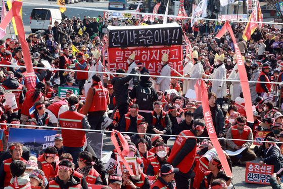 퍼포먼스하는 송전탑 반대 전국 대책위 회원들