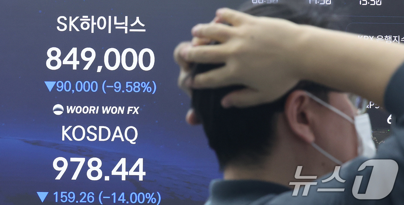 (서울=뉴스1) 박지혜 기자 = 4일 오후 서울 중구 우리은행 본점 딜링룸 전광판에 코스닥 종가가 표시되고 있다.이날 코스피는 전 거래일(5791.91)보다 698.37포인트(12 …