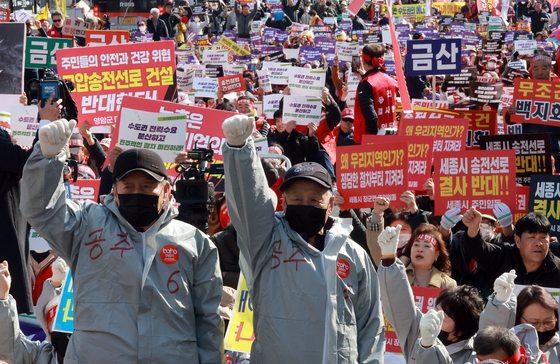 '송전선로 전면 재검토' 구호 외치는 송전탑 반대 대책위 회원들