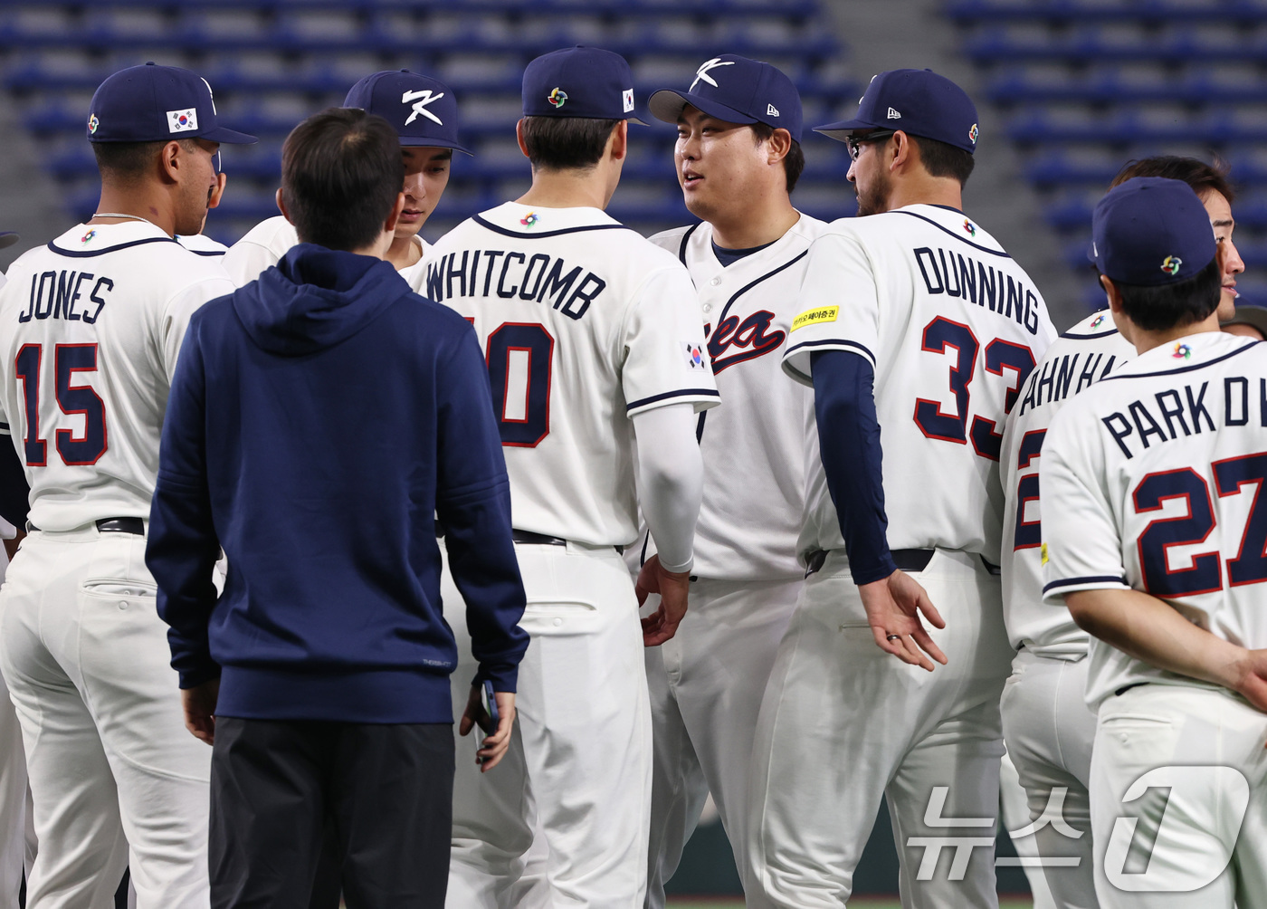 (도쿄=뉴스1) 구윤성 기자 = 2026 월드베이스볼클래식(WBC) 대한민국 국가대표팀 류현진이 4일 일본 도쿄돔에서 동료들과 대화하고 있다. 2026.3.4/뉴스1