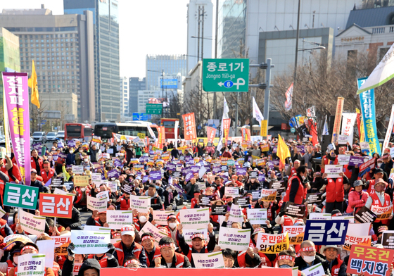 종로거리에 모인 송전탑 반대 전국 대책위 회원들