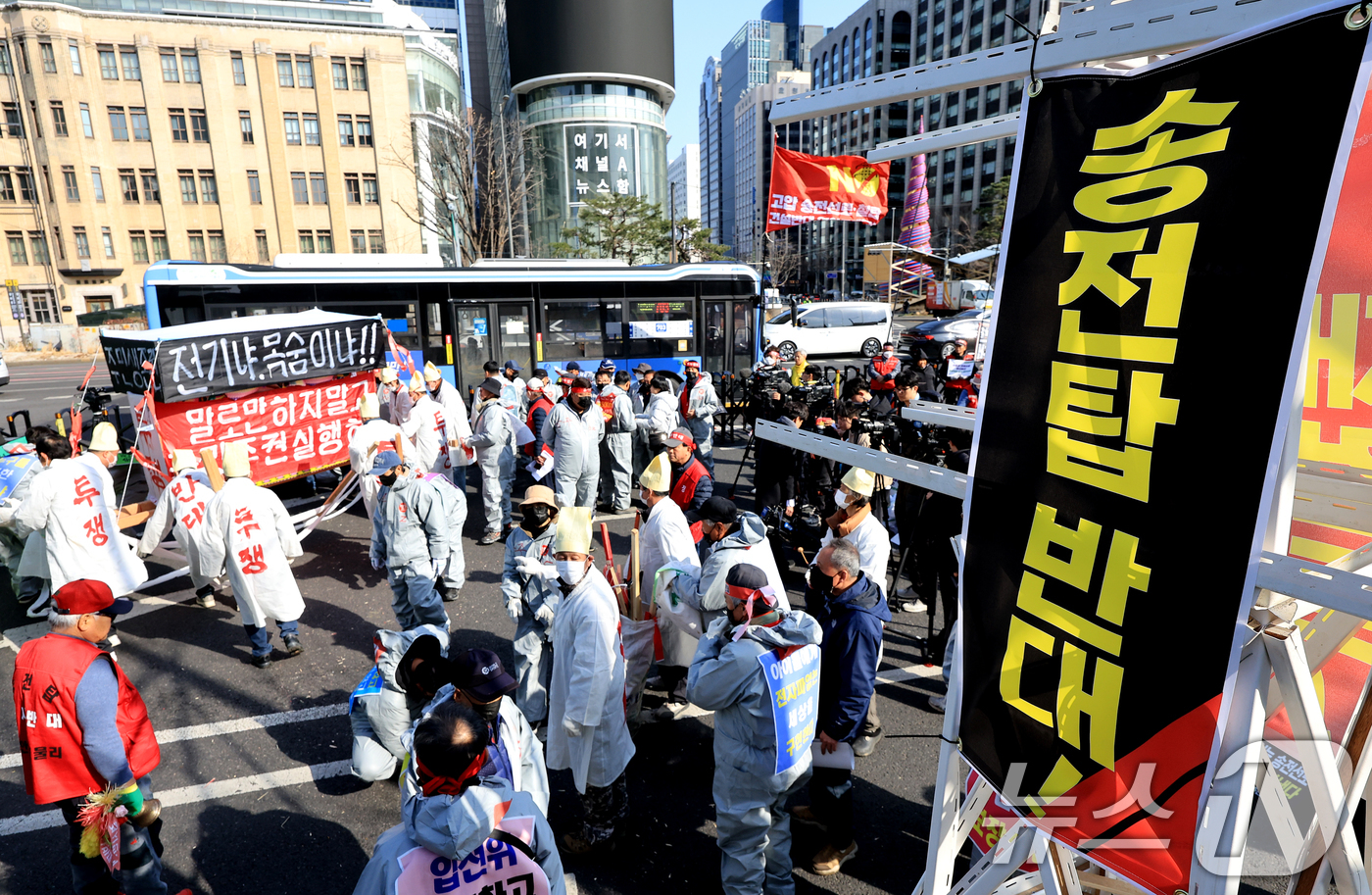 (서울=뉴스1) 이호윤 기자 = 송전탑 반대 전국 대책위 회원들이 4일 서울 종로구 동화면세점 앞에서 열린 ‘용인 산단·송전선로 전면 재검토와 사회적 대화기구 구성 촉구를 위한 전 …