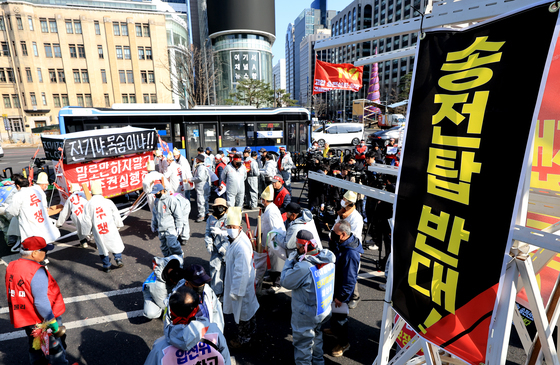 퍼포먼스로 송전로 건설 반대하는 송전탑 반대 전국 대책위