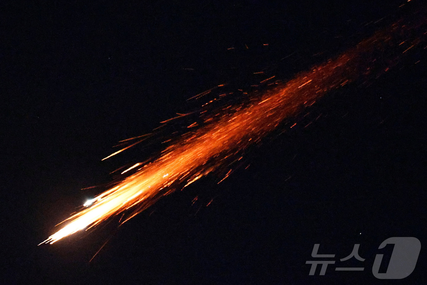 (로이터=뉴스1) 김경민 기자 = 3일(현지시간) 이란에서 발사된 미사일이 이스라엘 아슈켈론에서 요격되고 있다. 2026.3.3ⓒ 로이터=뉴스1