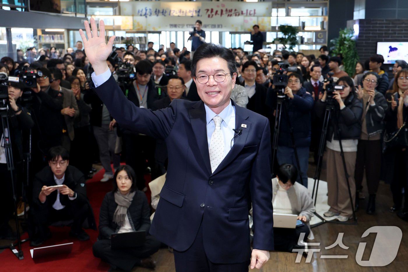 (서울=뉴스1) 이광호 기자 = 6.3지방선거 서울시장 출마를 위해 구청장직을 사퇴하는 정원오 성동구청장이 4일 오후 서울 성동구청에서 퇴임사를 마친뒤 손인사를 하고 있다.정 구청 …