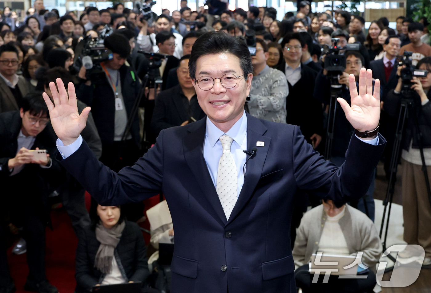 (서울=뉴스1) 이광호 기자 = 6.3지방선거 서울시장 출마를 위해 구청장직을 사퇴하는 정원오 성동구청장이 4일 오후 서울 성동구청에서 퇴임사를 마친뒤 손인사를 하고 있다.정 구청 …