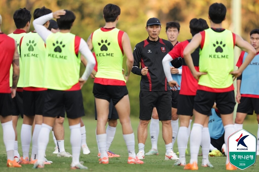 본문 이미지 - 긴 호흡으로 함께 발전하고 있는 부천FC와 이영민 감독 (한국프로축구연맹 제공)