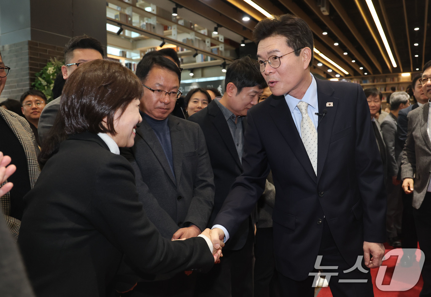 (서울=뉴스1) 이광호 기자 = 6.3지방선거 서울시장 출마를 위해 구청장직을 사퇴하는 정원오 성동구청장이 4일 오후 서울 성동구청에서 퇴임사를 마친뒤 직원들과 인사나누고 있다.정 …