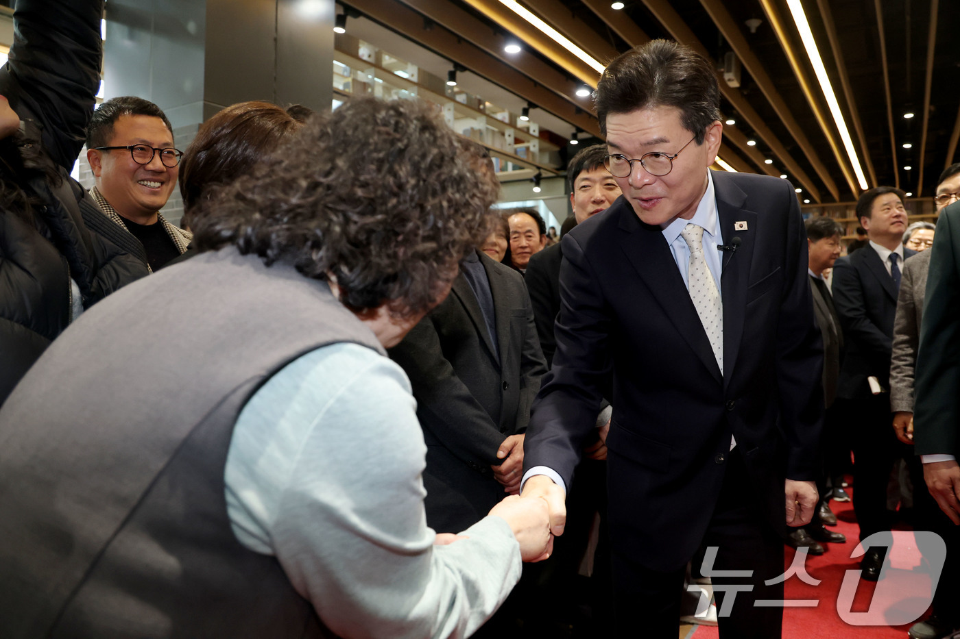 (서울=뉴스1) 이광호 기자 = 6.3지방선거 서울시장 출마를 위해 구청장직을 사퇴하는 정원오 성동구청장이 4일 오후 서울 성동구청에서 퇴임사를 마친뒤 직원들과 인사나누고 있다.정 …