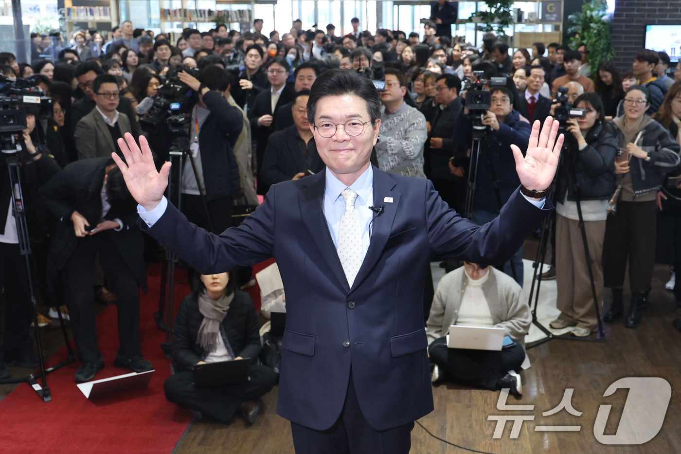 (서울=뉴스1) 이광호 기자 = 6.3지방선거 서울시장 출마를 위해 구청장직을 사퇴하는 정원오 성동구청장이 4일 오후 서울 성동구청에서 퇴임사를 마친뒤 손인사를 하고 있다.정 구청 …