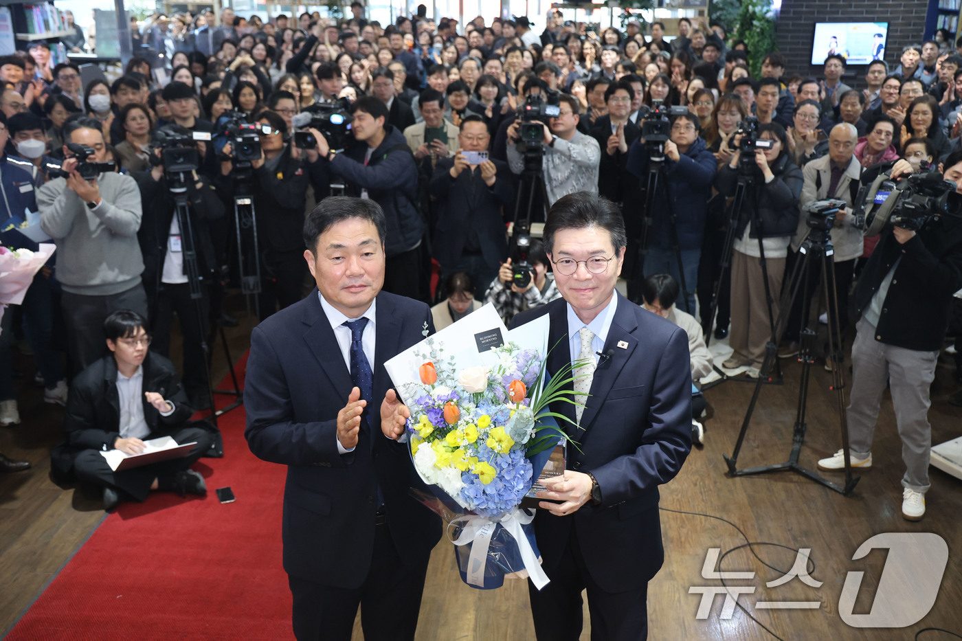 (서울=뉴스1) 이광호 기자 = 6.3지방선거 서울시장 출마를 위해 구청장직을 사퇴하는 정원오 성동구청장이 4일 오후 서울 성동구청에서 퇴임사를 마친뒤 직원들이 전달한 꽃다발을 들 …