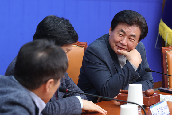 대화하는 소병훈 위원장