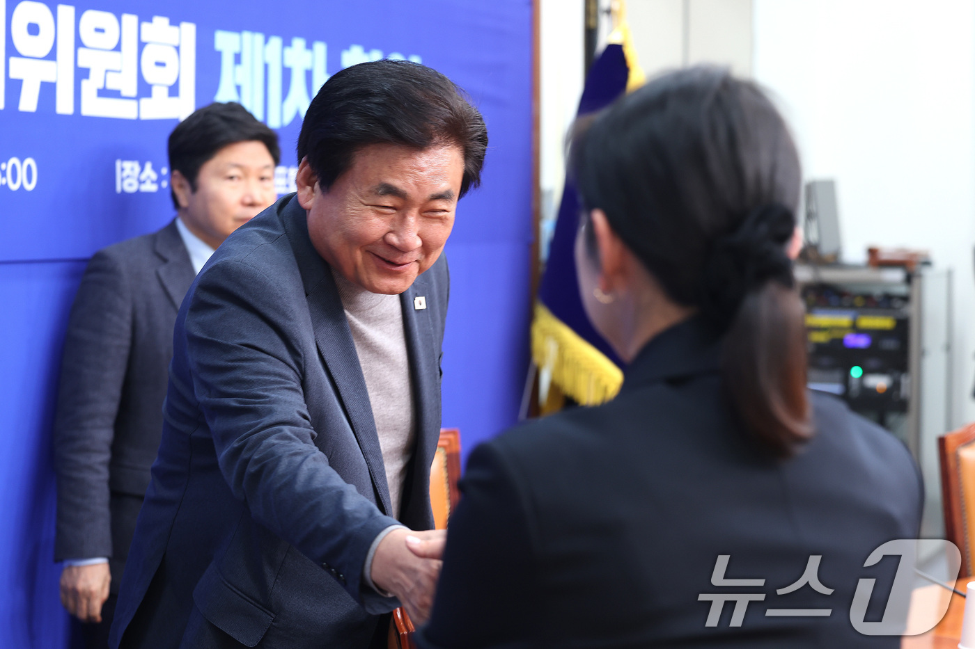 (서울=뉴스1) 신웅수 기자 = 소병훈 더불어민주당 중앙당선거관리위원장이 4일 서울 여의도 국회에서 열린 1차 회의에서 참석자들과 인사하고 있다. 2026.3.4/뉴스1