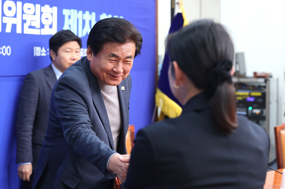 인사나누는 소병훈 위원장