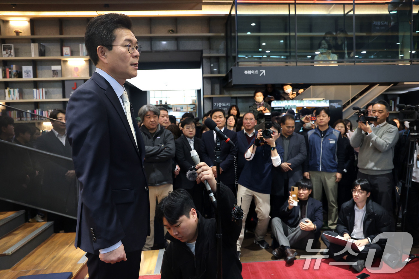 (서울=뉴스1) 이광호 기자 = 6.3지방선거 서울시장 출마를 위해 구청장직을 사퇴하는 정원오 성동구청장이 4일 오후 서울 성동구청에서 퇴임사를 하고 있다.정 구청장은 오는 5일 …