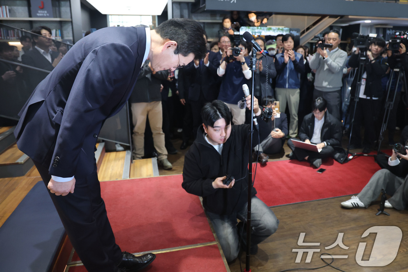 (서울=뉴스1) 이광호 기자 = 6.3지방선거 서울시장 출마를 위해 구청장직을 사퇴하는 정원오 성동구청장이 4일 오후 서울 성동구청에서 직원들을 향해 인사하고 있다.정 구청장은 오 …