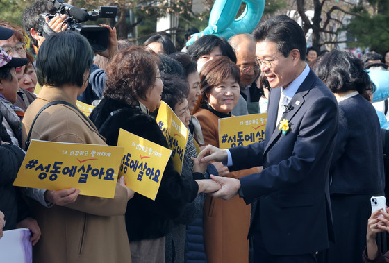성동구민들과 인사나누는 정원오 성동구청장