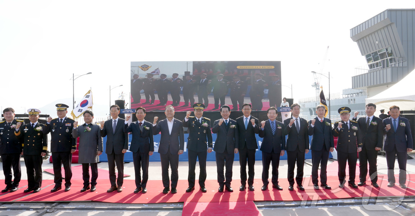(무안=뉴스1) 전원 기자 = 김영록 전라남도지사가 4일 목포시 신항만 인근에서 열린 해양경찰 정비창 준공 및 출범식에서 참석자들과 기념촬영을 하고 있다.(전남도 제공. 재판매 및 …