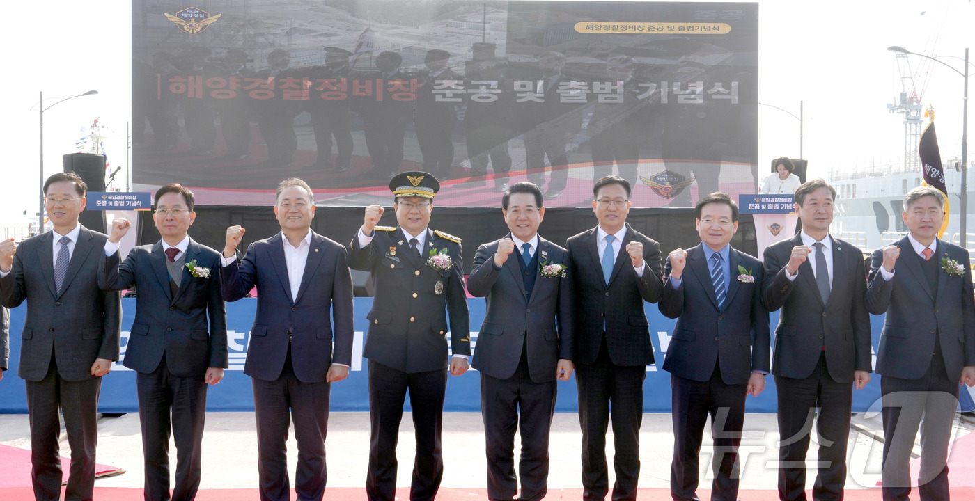 (무안=뉴스1) 전원 기자 = 김영록 전라남도지사가 4일 목포시 신항만 인근에서 열린 해양경찰 정비창 준공 및 출범식에서 참석자들과 기념촬영을 하고 있다.(전남도 제공. 재판매 및 …