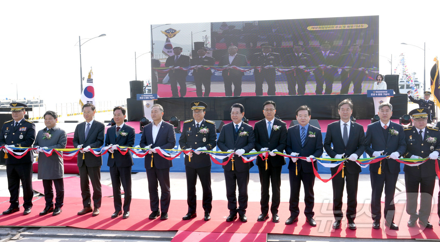 (무안=뉴스1) 전원 기자 = 김영록 전라남도지사가 4일 목포시 신항만 인근에서 열린 해양경찰 정비창 준공 및 출범식에서 참석자들과 테이프커팅을 하고 있다.(전남도 제공. 재판매 …