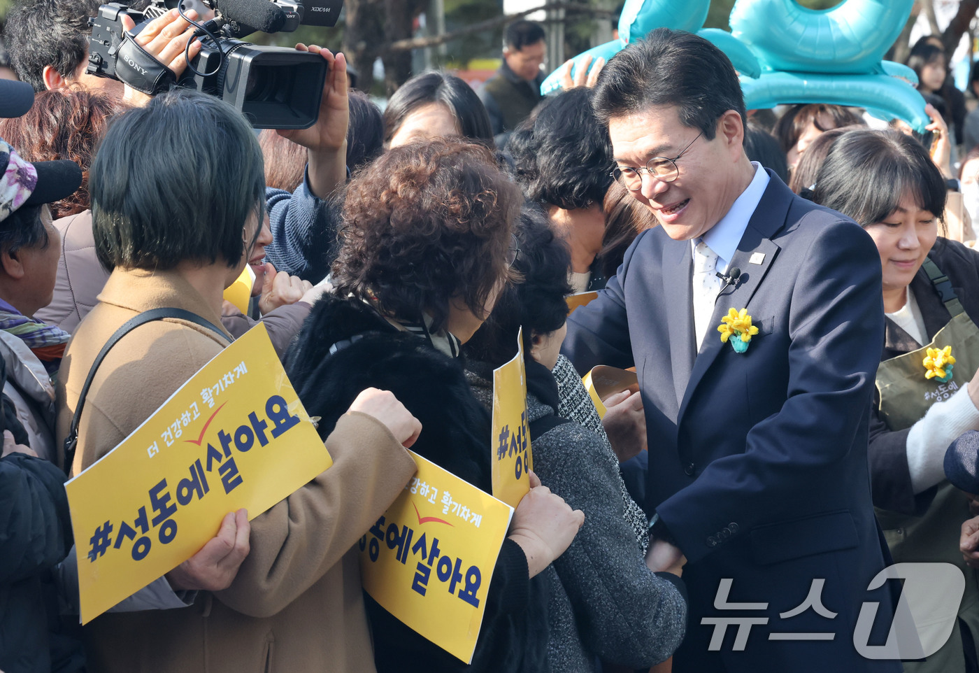 (서울=뉴스1) 이광호 기자 = 6.3지방선거 서울시장 출마를 위해 구청장직을 사퇴하는 정원오 성동구청장이 4일 오후 서울 성동구청을 나서며 구민들과 인사나누고 있다. 2026.3 …