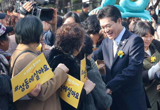 성동구민들과 인사나누는 정원오 성동구청장