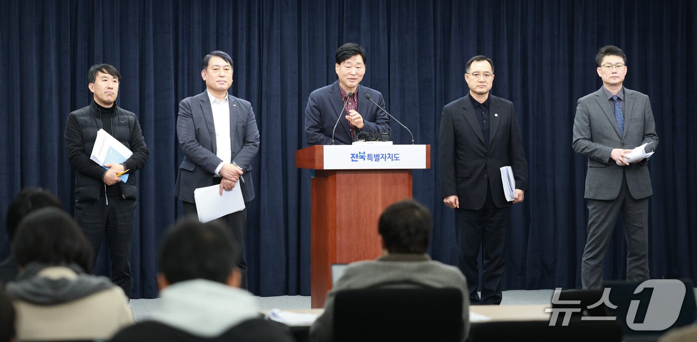 본문 이미지 - 14일 전북도 전·현 주요 간부들이 김관영 도지사를 대신(서울 출장)해 이원택 의원이 제기한 12.3 불법 비상계엄 관련 당시 전북도의 대응 상황을 설명하고 있다.(전북도 제공. 재판매 및 DB금지)/뉴스1  