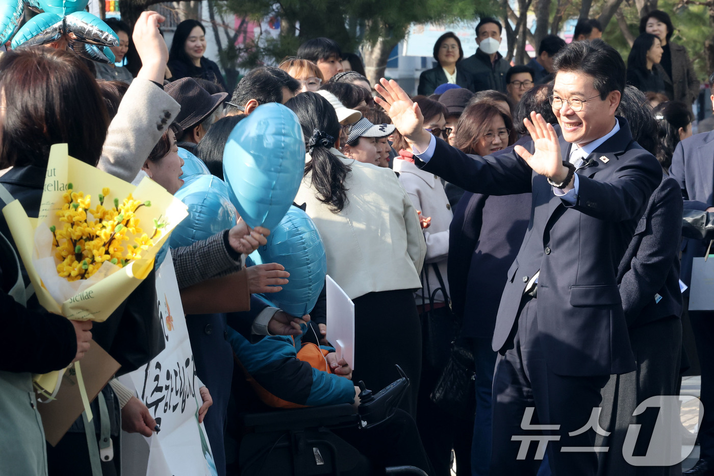 (서울=뉴스1) 이광호 기자 = 6.3지방선거 서울시장 출마를 위해 구청장직을 사퇴하는 정원오 성동구청장이 4일 오후 서울 성동구청을 나서며 구민들과 인사나누고 있다. 2026.3 …