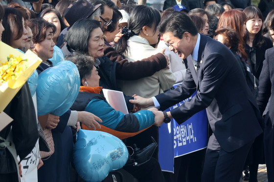 성동구민들과 인사나누는 정원오
