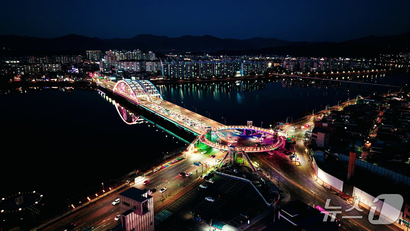 본문 이미지 - 춘천 소양아트서클 야간 전경.(춘천시 제공, 재판매 및 DB금지)