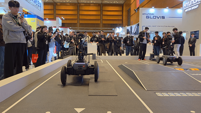 본문 이미지 - 4일 서울 코엑스에서 열린 '2026 스마트공장·자동화산업전'(AW 2026)에서 시연 중인 현대차그룹 모베드.  