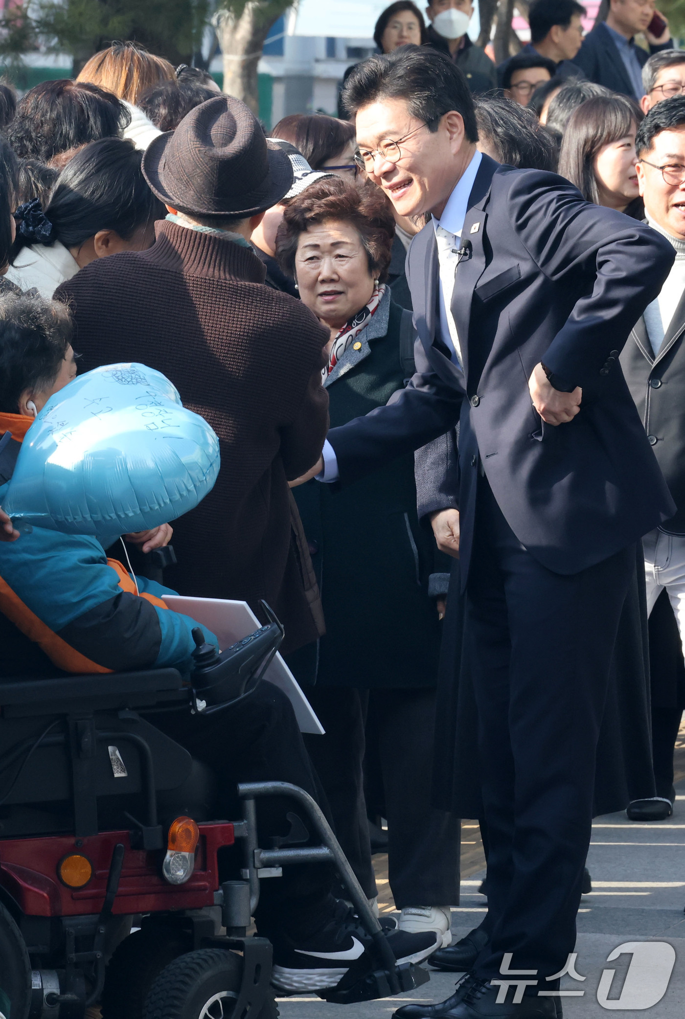 (서울=뉴스1) 이광호 기자 = 6.3지방선거 서울시장 출마를 위해 구청장직을 사퇴하는 정원오 성동구청장이 4일 오후 서울 성동구청을 나서며 구민들과 인사나누고 있다. 2026.3 …