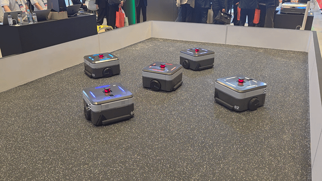 본문 이미지 - 4일 서울 코엑스에서 열린 '2026 스마트공장·자동화산업전'(AW 2026)에서 시연 중인 현대무벡스의  자율주행모바일로봇(AMR)