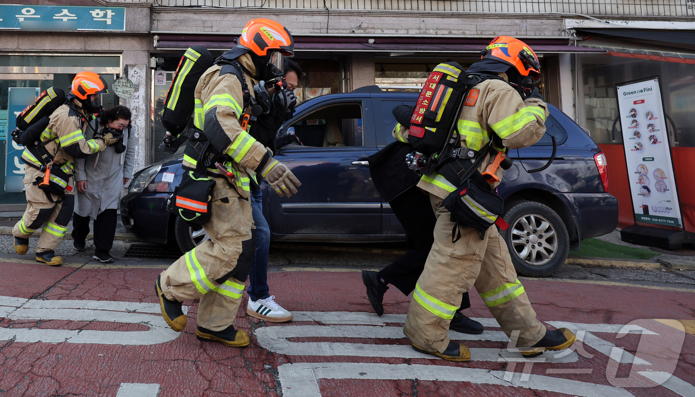 (서울=뉴스1) 황기선 기자 = 서울소방재난본부가 지난 4일 오후 서울 서대문구 소방영웅길에서 긴급출동방해 차량 강제처분 훈련을 하고 있다. 2026.3.5/뉴스1