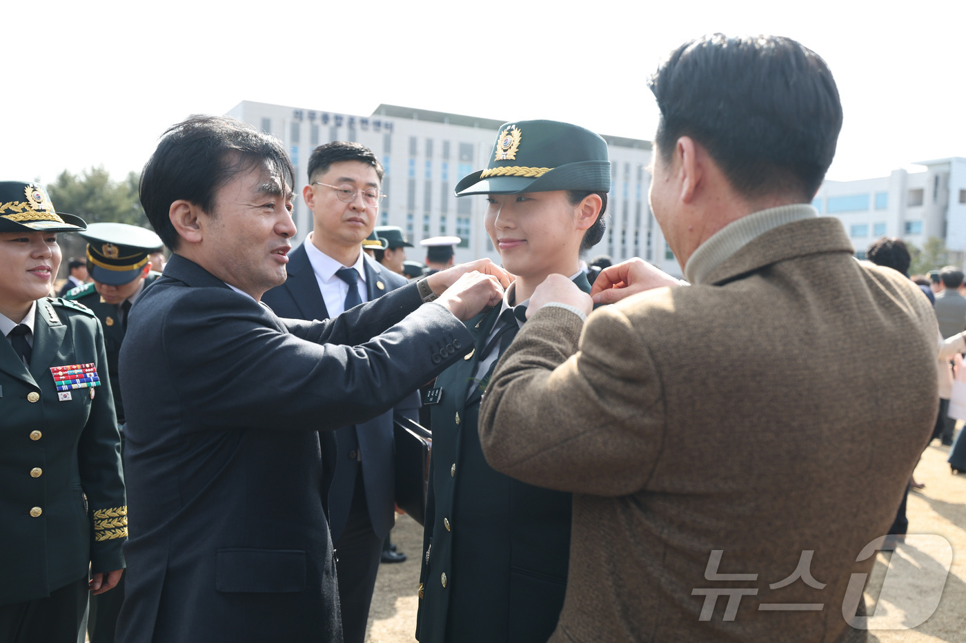 (서울=뉴스1) = 안규백 국방부 장괸이 4일 오후 대전 국군간호사관학교 대연병장에서 열린 제66기 졸업 및 임관식에서 임관장교에게 계급장을 수여하고 있다. (국방부 제공. 재판매 …