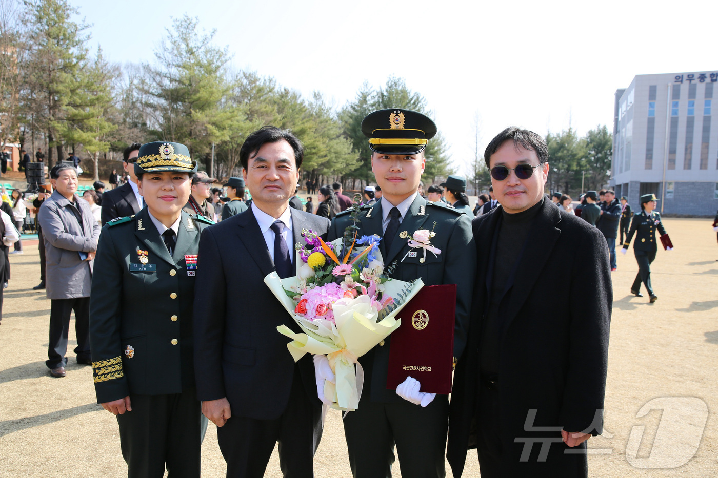 (서울=뉴스1) = 안규백 국방부 장괸이 4일 오후 대전 국군간호사관학교 대연병장에서 열린 제66기 졸업 및 임관식에서 임관장교 및 가족들과 기념촬영을 하고 있다. (국방부 제공. …