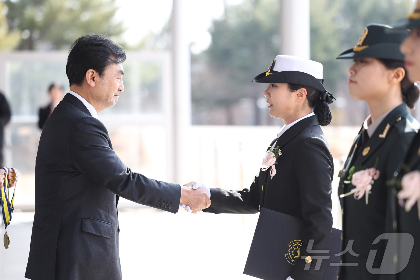 (서울=뉴스1) = 안규백 국방부 장괸이 4일 오후 대전 국군간호사관학교 대연병장에서 열린 제66기 졸업 및 임관식에서 대통령상을 수상한 박희지 해군소위와 악수를 하고 있다. (국 …